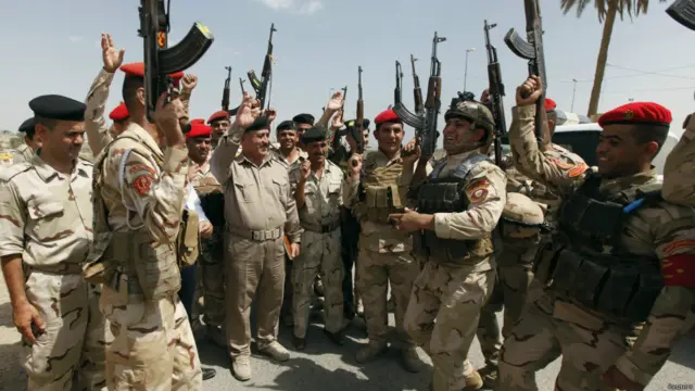 نیروهای امنیتی ارتش عراق در شهر بغداد علیه داعش شعار می‌دهند