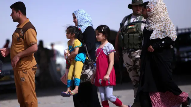 هزاران خانواده عراقی که از جنگ فرار کرده‌اند وارد اردوگاه‌های موقت می‌شوند