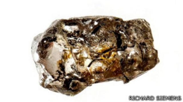 Бразильский алмаз со следами рингвудита