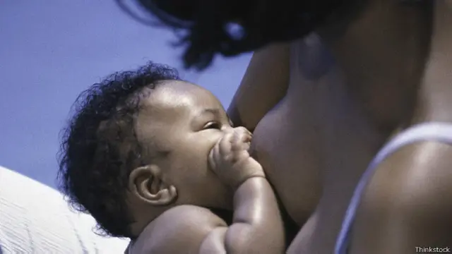 Mujer afroamericana amamantando