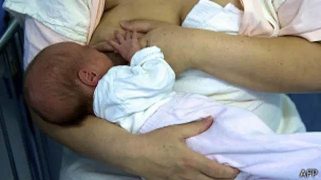 Mujer afroamericana amamantando