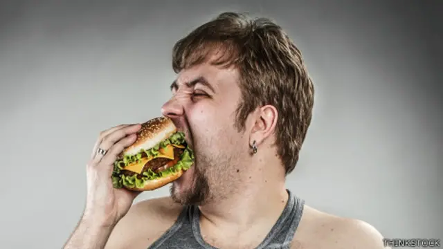 Hombre comiendo hamburguesa