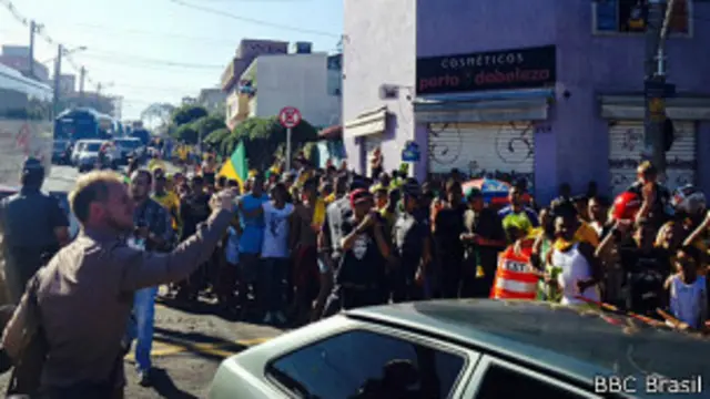 Torcedores fazem festa em Itaquera / Crédito da foto: BBC Brasil
