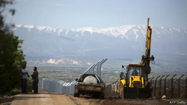 Израиль возводит стену на границе с Сирией