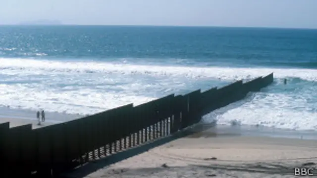 Стена менжду США и Мексикой в Калифорнии