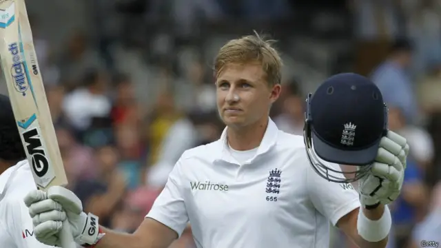 انگلینڈ کے بلے باز جو روٹ نے 16 چوکوں کی مدد سے ڈبل سنچری بنائی اور آؤٹ نہیں ہوئے