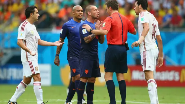 ہالینڈ کے ویزلے شنائڈر کو میچ کے پہلےمیں فاؤل کھیلنے پر ریفری کی تنبیہ۔