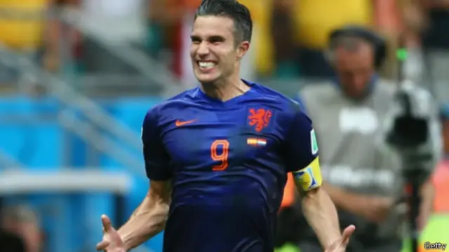 Van Persie ghi bàn cho Hà Lan
