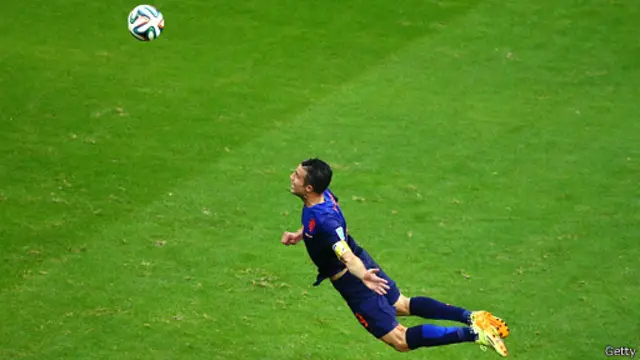 Hà Lan đã tự tin hơn sau bàn gỡ hòa tuyệt đẹp vào hiệp một của Persie.