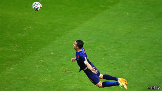 Bàn thắng gỡ hòa của Persie tạo cảm hứng lớn cho tuyển Hà Lan trong trận gặp Tây Ban Nha.