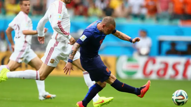 ویزلے شنائڈر کو میچ کے ابتدائی لمحات میں گول کرنے کا موقع ملا لیکن گول کیپر نے ان کی ایک نہ چلنے دی۔