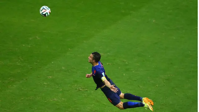 روبن وین پرسی نے پہلے ہاف میں ایک انتہائی شاندار گول کے ٹیم کو برابری پر لا کھڑا کیا۔