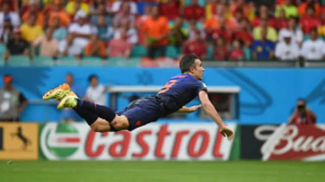 روبن وین پرسی نے پہلے ہاف کے اختتامی لمحات میں ایک انتہائی شاندار گول کیا