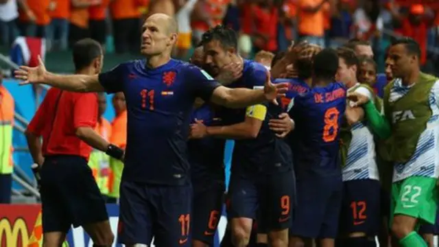 周五的B組小組賽中，荷蘭隊不負眾望，在先失一球的情況下，以5:1大勝西班牙。