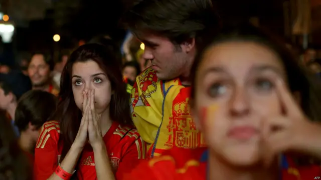 سپین کے تماشیائیوں کو اپنے ٹیم کی عبرتناک شکست پر یقین نہیں آ رہا۔