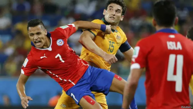 Playmaker Cile Alexis Sanchez berjibaku dengan pemain Australia, Mile Jedinak.