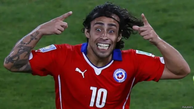 Pemain Cile Jorge Valdivia merayakan gol kedua negara itu atas Australia.