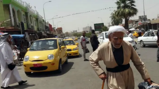 Iraquianos andar na rua em Kirkuk (AFP)