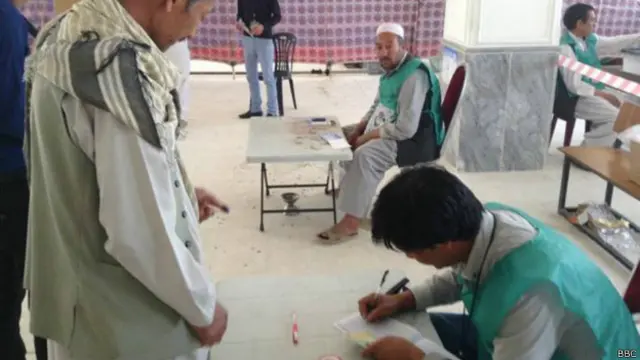 دوسرے اور حتمی مرحلے کے لیے چھ ہزار پولنگ سٹیشن قائم کیے گئے ہیں جہاں سکیورٹی کے سخت انتظامات ہیں