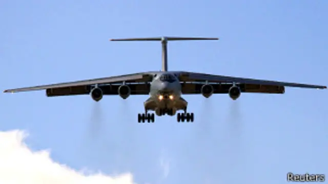 الوتکې پوځي توکي او پوځيان لېږدول. 