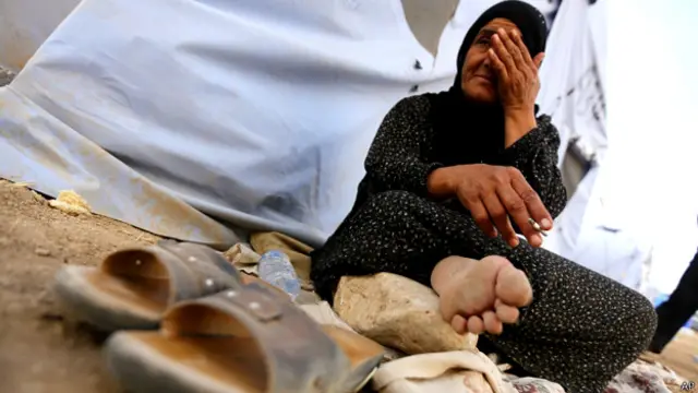 هزاران نفر از بیم حملات داعش در عراق آواره شده‌اند از جمله این زن که از موصل به اربیل گریخته است