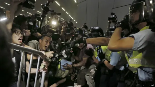 示威者与警方对峙(13/06/2014)