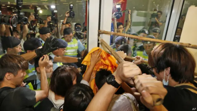 反对新界东北发展计划的示威者6月13日晚间冲突立法会(13/06/2014)