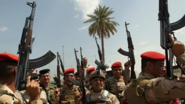 يرجع انهيار الجيش النظامي بالعراق أمام مقاتلي داعش إلى أسباب أغلبها سياسي.