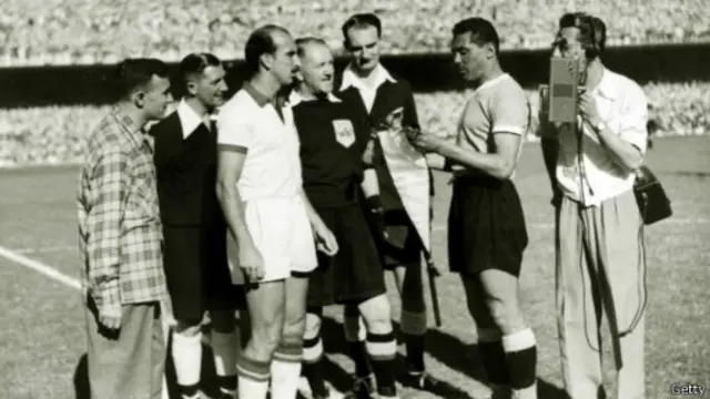 Kapten Uruguay, Varela (kanan) sebelum laga final melawan Brasil di Piala Dunia 1950.
