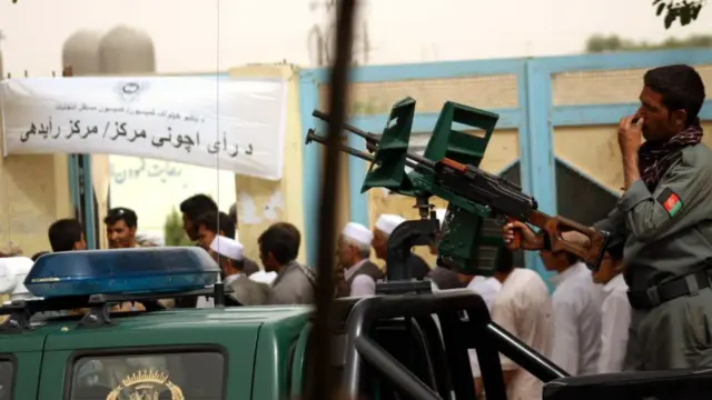 در هرات تدابیر امنیتی شدید بود. گفته شده که دیروز مسئولان امنیتی از مردم خواسته بودند که از خودروها کمتر استفاده کنند.