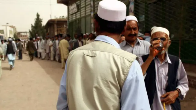 گفته شده که در برخی مراکز رایگیری کمی کرد و کمیسیون انتخابات دوباره برگه رای فرستاد.