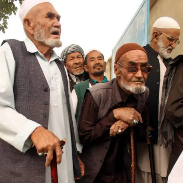 مردان سالمند هم پای صندوق های رای رفتند.