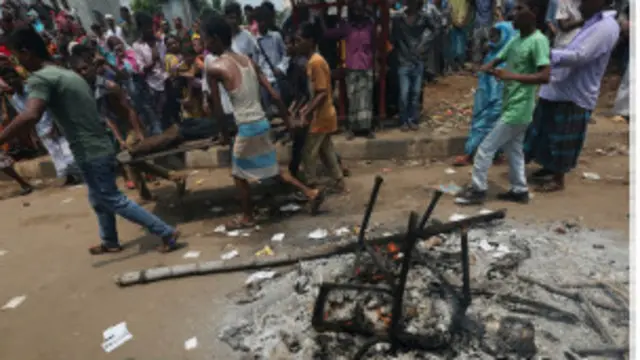 بہاریوں اور بنگالیوں کے درمیان اس جھڑپ میں کئی گھروں کو آگ لگا دی گئی تھی