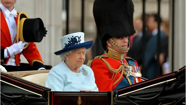 英国女王官方生日检阅“旌旗操演” 