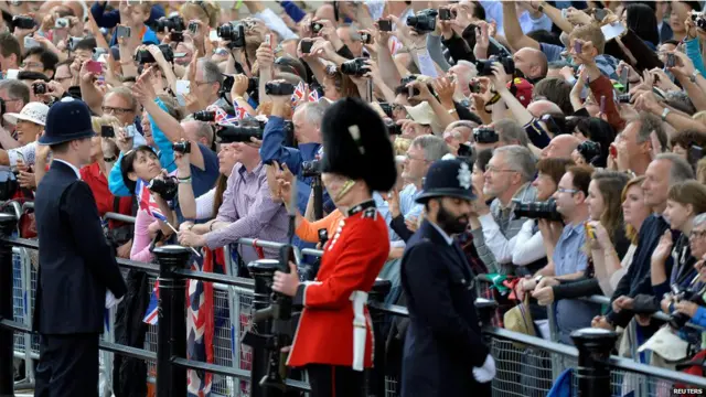 英国女王官方生日检阅“旌旗操演”
