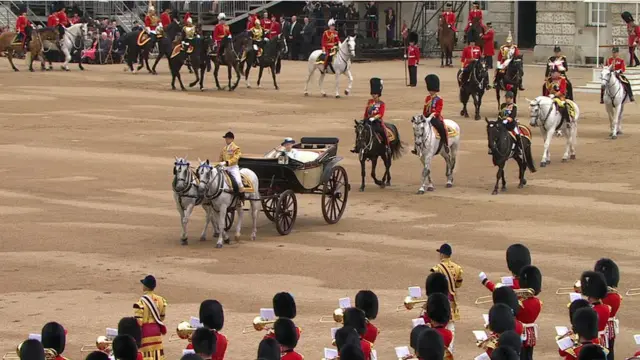 英国女王官方生日检阅“旌旗操演”