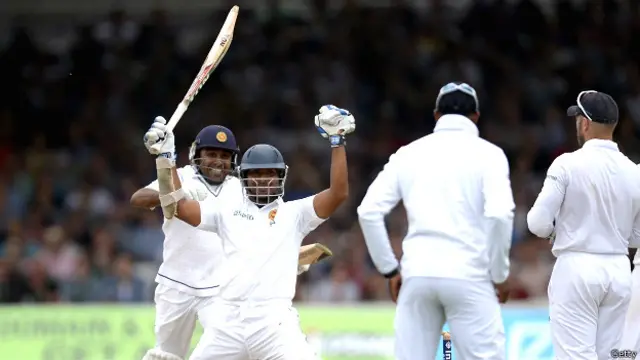 سنگاکارا نے دس چوکوں کی مدد سے 111 رنز سکور کیے