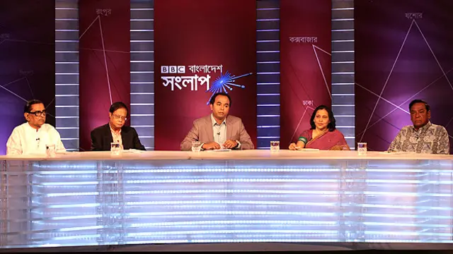 প্যানেল সদস্য বাঁ থেকে: বেসামরিক বিমান চলাচল ও পর্যটন মন্ত্রী রাশেদ খান মেনন, বেসরকারি সংস্থা পলিসি রিসার্চ ইন্সটিটিউটের নির্বাহী পরিচালক ড: আহসান মনসুর, অনুষ্ঠান সঞ্চালক আকবর হোসেন, ঢাকা বিশ্ববিদ্যালয়ের অধ্যাপক আমেনা মোহসিন এবং বিএনপির ভাইস চেয়ারম্যান হাফিজ উদ্দিন আহমেদ। 