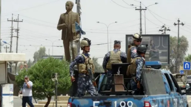 تقول القوات الكردية إنها سيطرت على كركوك بعد انسحاب الجيش العراقي