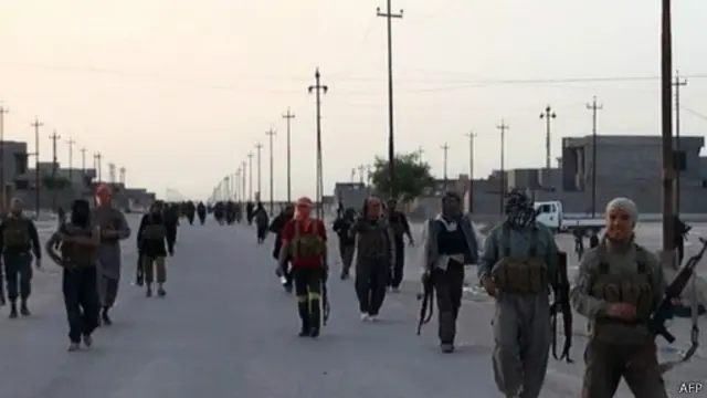 يعتقد أن مسلحي العشائر وضباط في الجيش العراقي السابق يحاربون إلى جانب داعش