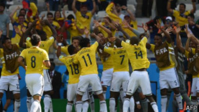 Jugadores colombianos celebran durante el juego contra Grecia