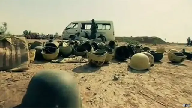 Cascos abandonados por efectivos iraquíes