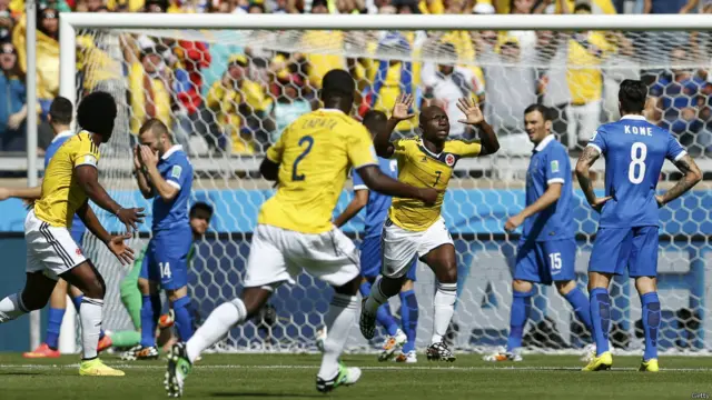 کولمیبا کے دفاعی کھلاڑی پیبلو امریس نے پانچویں منٹ میں اپنی ٹیم کو برتری دلوا دی۔ امریس انگلش پریمیئر لیگ کے کلب ویسٹ ہیم کے لیے کھیلتے ہیں۔ 