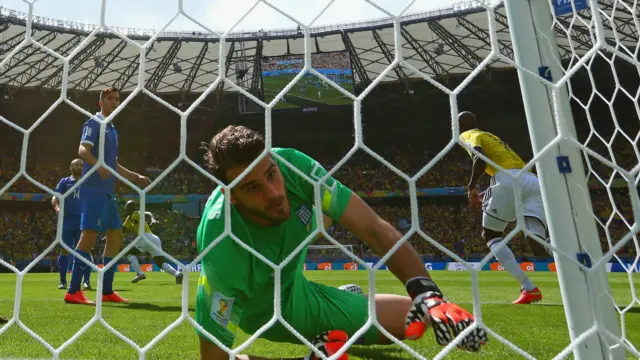 یونان کی ٹیم اپنے مضبوط دفاع کے لیے مشہور ہے اور وہ پچھلے دس میچوں میں ان کے خلاف صرف دس گول ہوئے ہیں لیکن اس مرتبہ دفاع کمزور پڑھ گیا۔