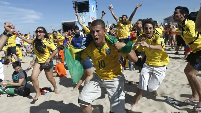 ادھر ریو ڈی جنیرو کے ساحل پر کولمبیا کے مداحوں کا گول کے بعد ردعمل دیکھنے لائق تھا۔