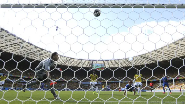 کولمبیا کے دوسرے گول کے بعد پہلا موقع تھا جب یونانی ٹیم گول کرنے کے اتنے قریب آئی لیکن یونانی سٹرائیکر کا ہیڈر گول پوسٹ سے لگ گیا۔