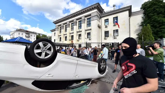 У российского посольства в Киеве