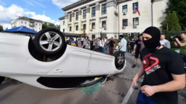 تظاهرکنندگان به خودروهای سفارت روسیه حمله کردند