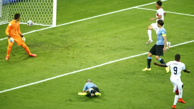 لیکن دوسرے ہاف میں کوسٹاریکا کے جوئل کیمبل نے ایک عمدہ گول کی بدولت میچ ایک ایک گول سے برابر ہوگیا ہے۔