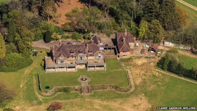 360 ایکڑ اراضی پر مشتمل راک وُڈ سٹیٹ کی اندازاً قیمت ایک کروڑ پاؤنڈ ہے جس میں ایک ہوائی پٹی بھی شامل ہے۔ 